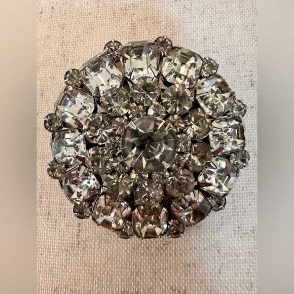 VINTAGE Brooch/Pin by Judy Lee
Sparkling rhinestones in Silvertone setting ￼ - Picture 9 of 10